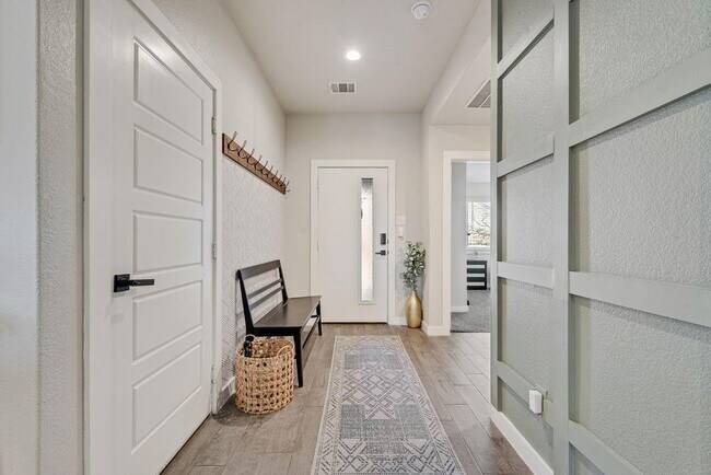 Foto del edificio - "Energy-Efficient 4-2 Home with Designer Finishes and a Spacious Backyard Retreat!"