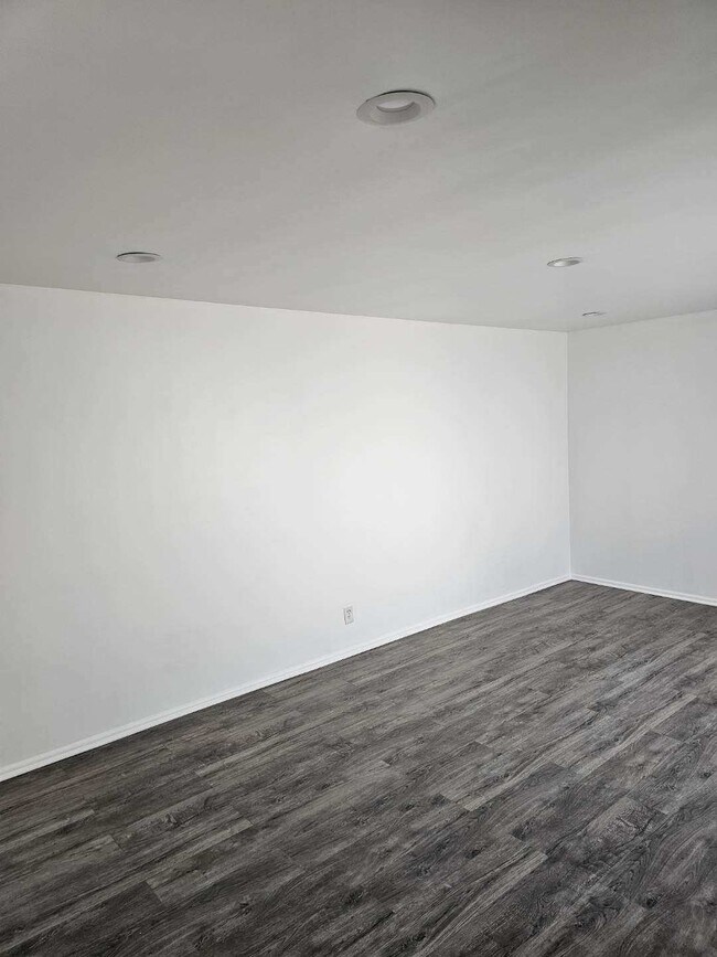 Foto del edificio - 6810 S Van Ness Ave