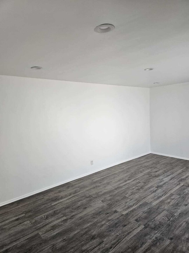 Building Photo - 6810 S Van Ness Ave
