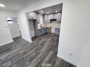 Building Photo - 714 W 95th St