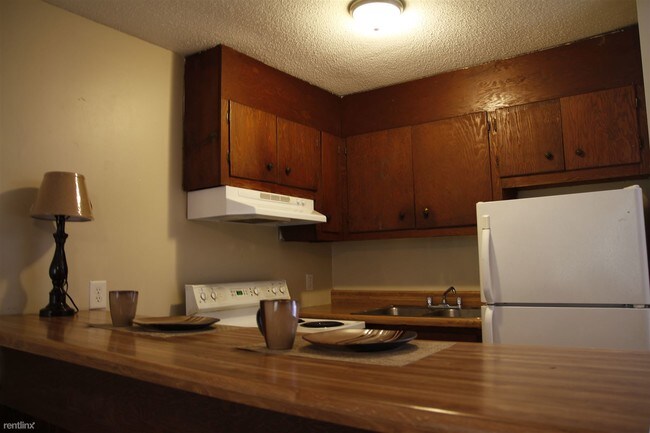 Building Photo - 220 Walnut Hill Dr