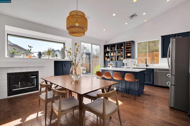 Building Photo - 826 Hollowbrook dr, Brentwood CA