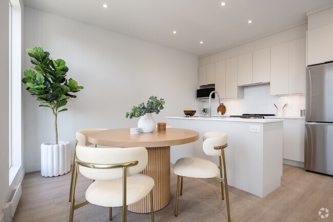 Interior Photo - 675 Rue Butler