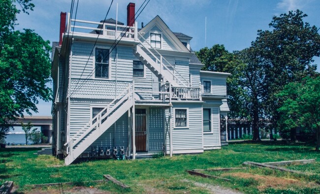Building Photo - 2813 Bayview Boulevard, Unit 3