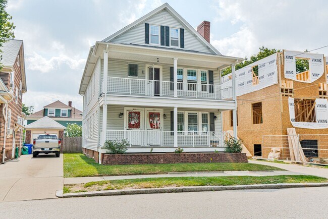 Foto del edificio - 4 Bed Gorgeous Unit Near PC / Elmhurst (Available 6/1/2026)