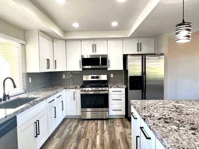 Foto del edificio - Beautifully Remodeled 3 Bedroom Pool Home ...