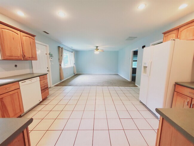 Building Photo - 165 North Lake Drive Apt #2, Stamford, CT ...