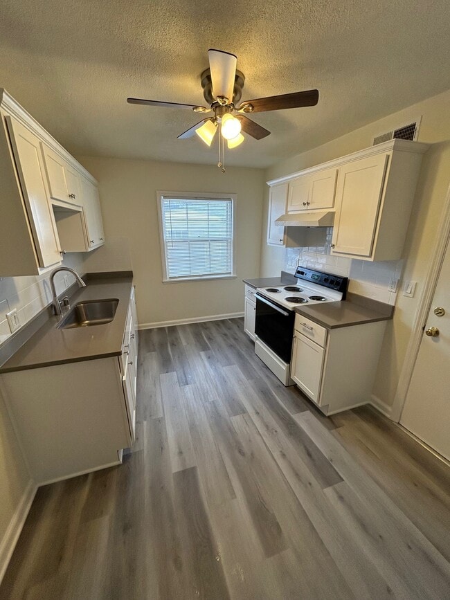 Building Photo - 318 E Henry Clay St