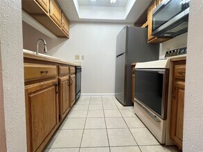 Building Photo - 2826 S Bartell Dr