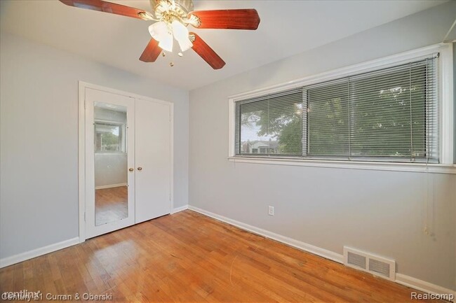 Building Photo - 3 br, 1.5 bath House - 17138 Sumner Redfor...