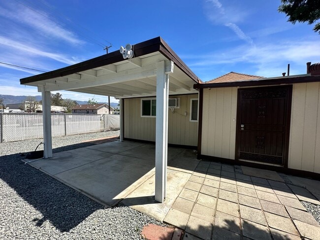Foto del edificio - Updated Corner Lot Home – 2bd/2ba