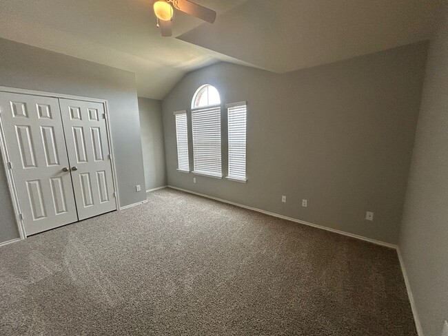 Building Photo - Spacious Midway ISD Home