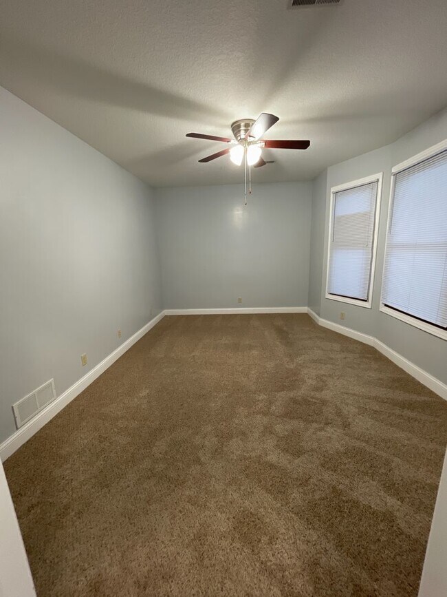 Foto del edificio - 3 large bedrooms with large closets & 2 fu...