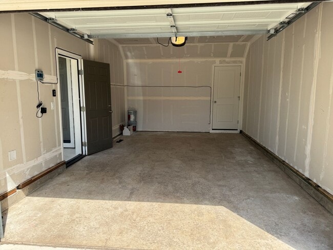 Building Photo - Quiet 3 bedroom/2.5 bathroom duplex!