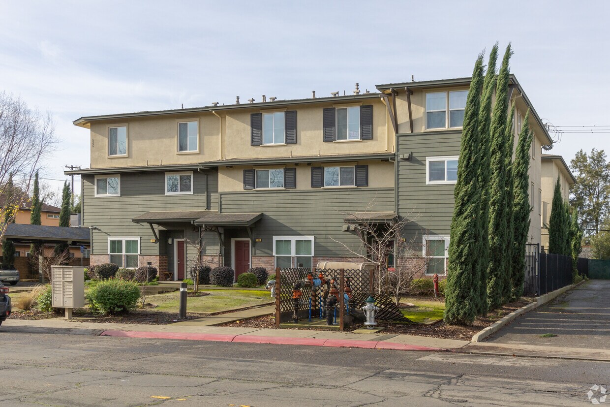 Building Photo - 5497-5499 Carlson Dr