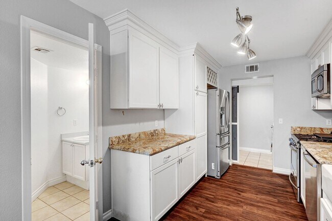 Building Photo - Stunning Summerlin Townhome!