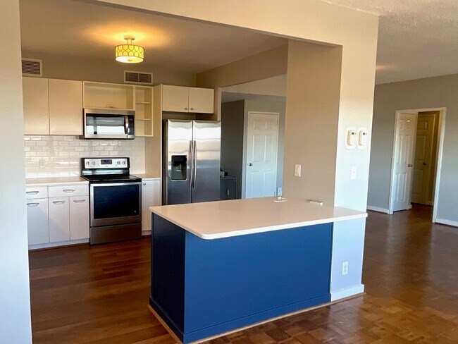 kitchen island - 333 W Meyer Blvd