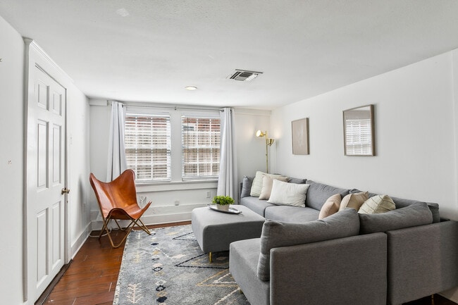 Building Photo - 2615 S Carrollton Ave