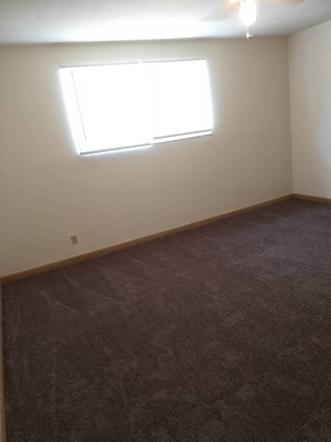 Building Photo - Updated Apartment - Move-In Special!