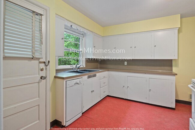 Foto del edificio - Two Bedroom, One Bathroom with Classic Charm!