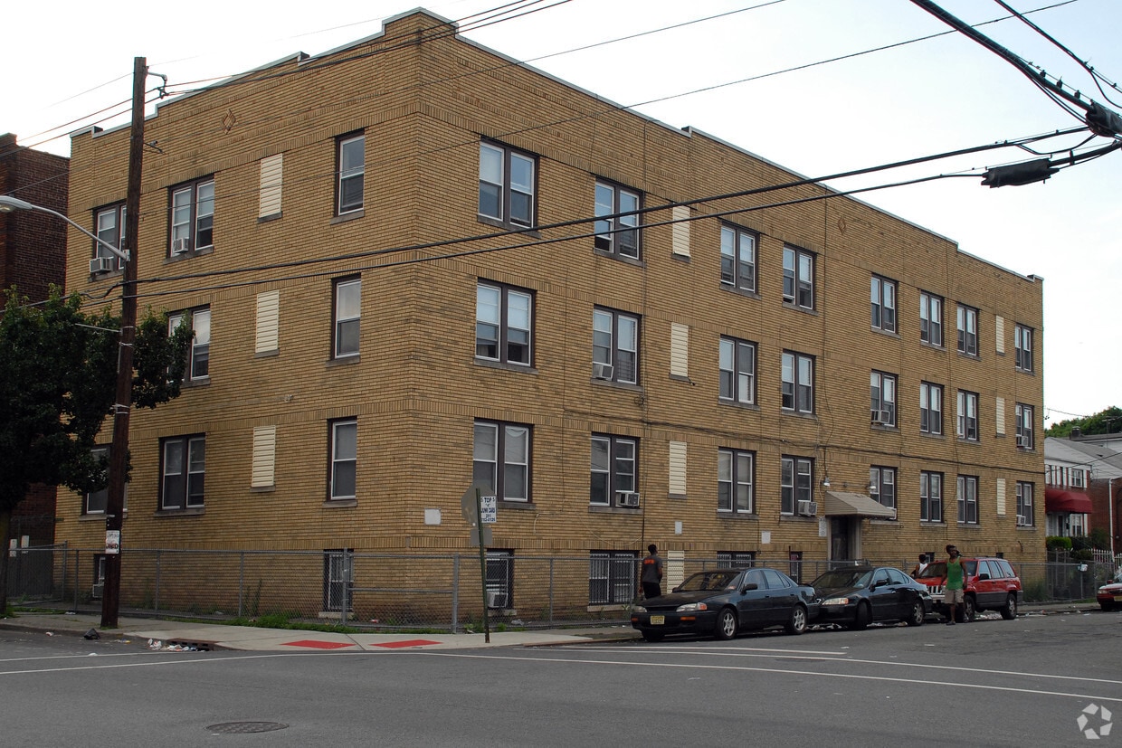 Building Photo - 420 E 26th St