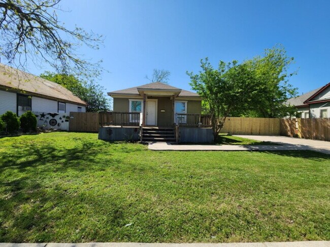 Building Photo - "Charming 3-Bed Home with 2 Full Baths in ...