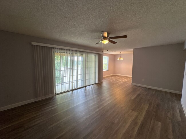 Building Photo - Amazing 2 BD/2 BA Apartment in Orlando! Gr...