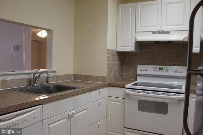 Building Photo - 111 Riversedge Dr