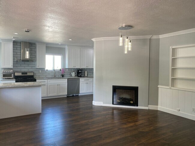 Foto del edificio - Remodeled 3 bed, 3 bath home on East end of Simi Valley