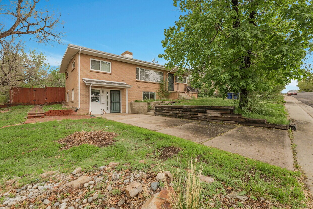 Foto principal - $1,750 - 2 Bed, 1 Bath Duplex Unit in Litt...