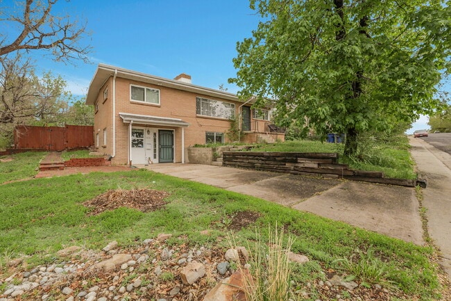 $1,795.95 - 2 Bed, 1 Bath Duplex Unit in Littleton with Fenced in yard, and In Unit Laundry! - $1,795.95 - 2 Bed, 1 Bath Duplex Unit in Littleton with Fenced in yard, and In Unit Laundry! Apartment