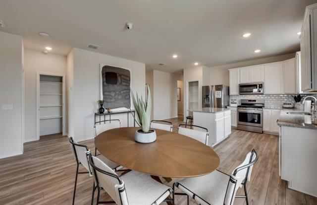 Foto del edificio - 700 Forestdale Ct