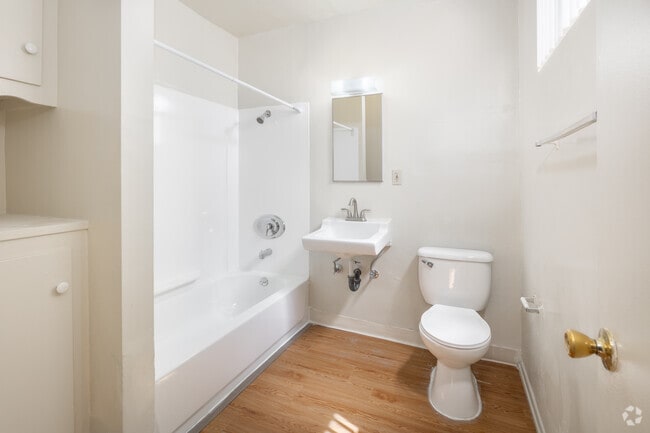 1BR, 1BA - 800SF - Bathroom - Beachside Apartments