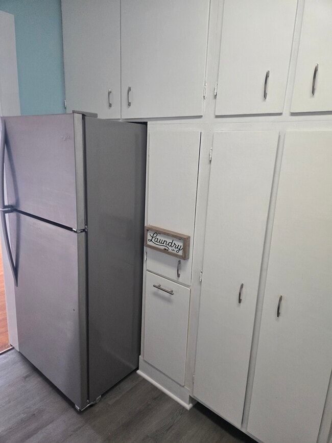 Building Photo - 616 Laurel Dr