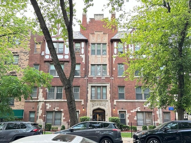 Building Photo - 643 W Wrightwood Ave