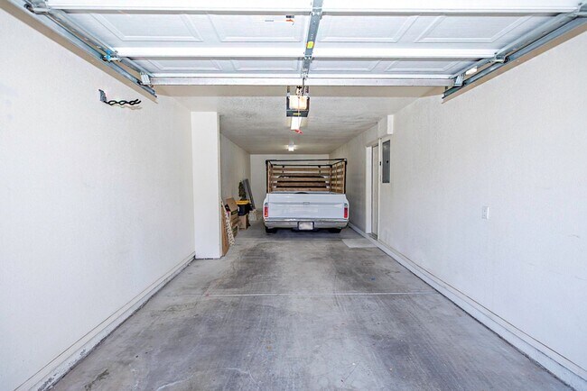 Foto del edificio - Luxury Townhome in Gated Community - $500 ...