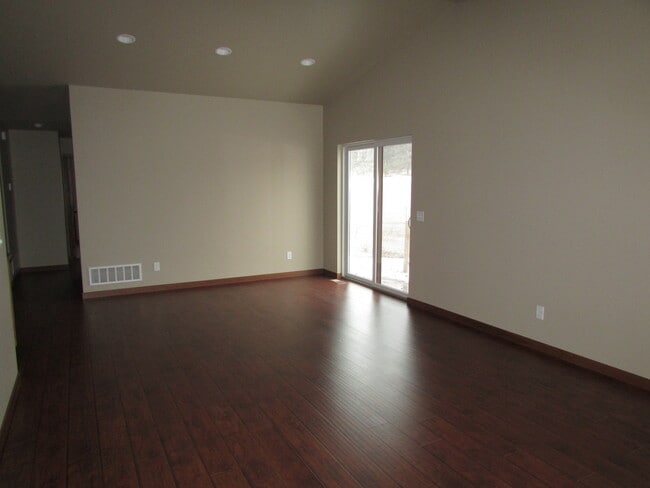 Building Photo - 3 BEDROOM | 2 BATH | GARAGE | NEWER TOWNHO...