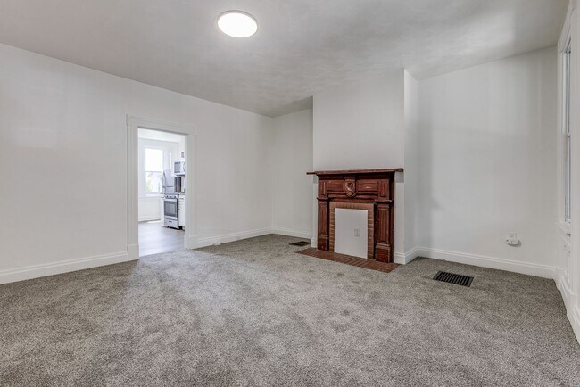 Foto del edificio - AVAILABLE NOW - Beautifully RENOVATED 3 Bedroom Home w/ TONS of Natural Light!