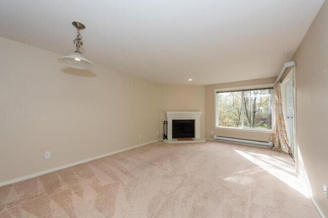 Building Photo - 2 bedroom in Kirkland WA 98034