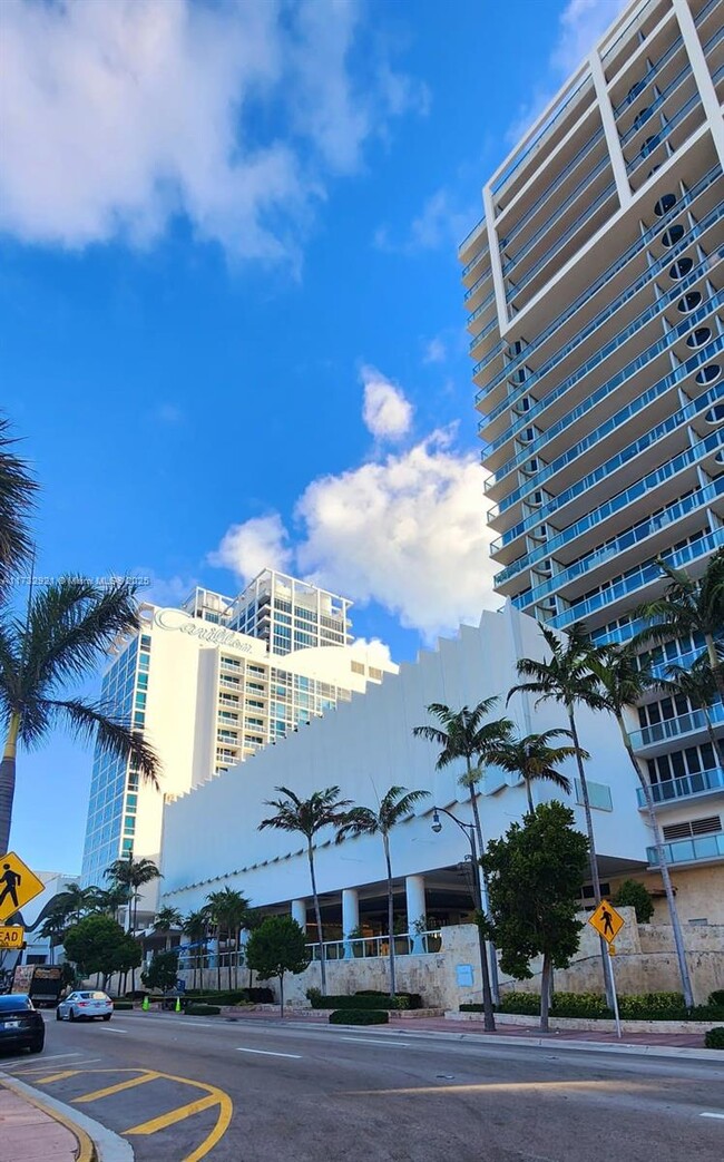 Foto del edificio - 6801 Collins Ave