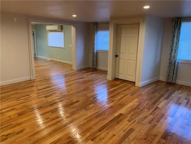 Foto del edificio - 3 bedroom in Barrington RI 02806