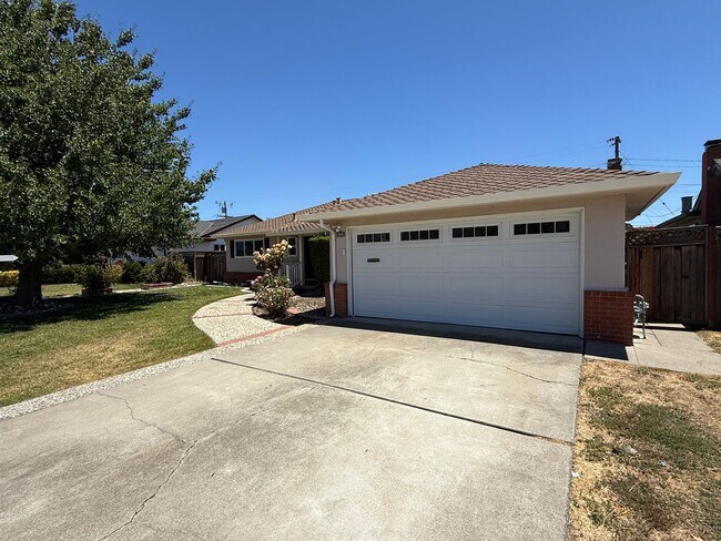 Foto del edificio - Updated Single Story Home located in Desirable Glenmoor Neighborhood of Fremont