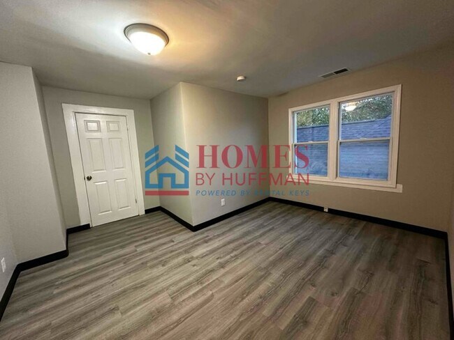 Building Photo - Two Bedroom Upstairs Duplex | Move in Ready