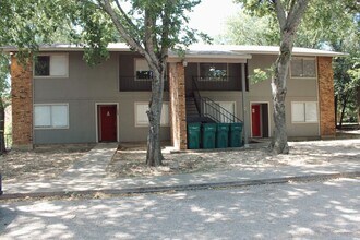 Building Photo - 204 W Mockingbird Ln