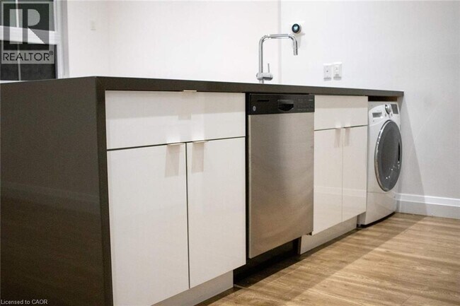 Building Photo - 220 Dundurn St S