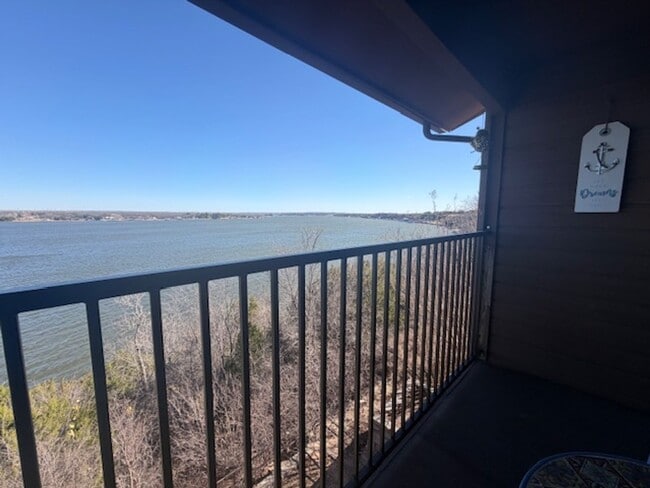 Building Photo - Charming Lake Front Condo in Granbury - Furnished!