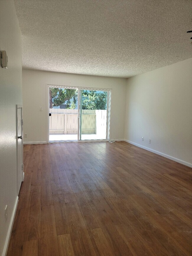 Building Photo - Chula Vista 2bd/1bth Townhouse Available N...