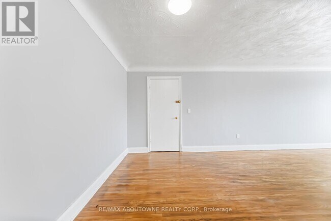 Photo du bâtiment - 1031 Churchill Ave