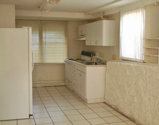 Kitchen (before upgrade) - 3173 Harding Ave