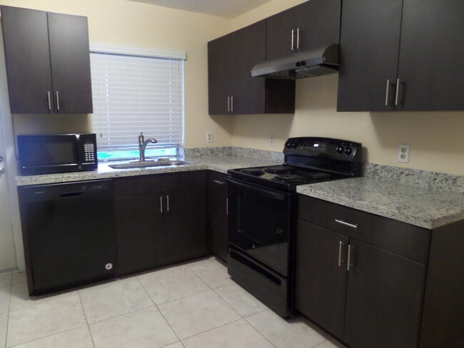 Foto del edificio - 9145 E Highland Pines Blvd